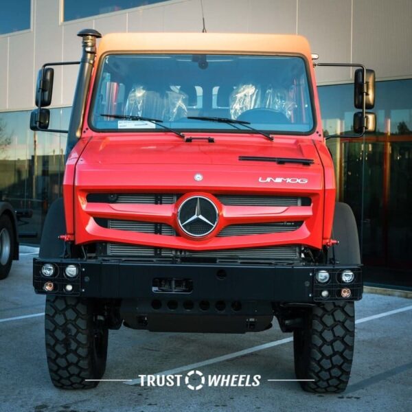 Mercedes Benz Unimog frente