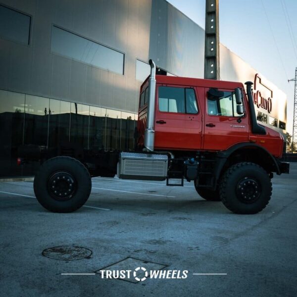 Mercedes Benz Unimog side