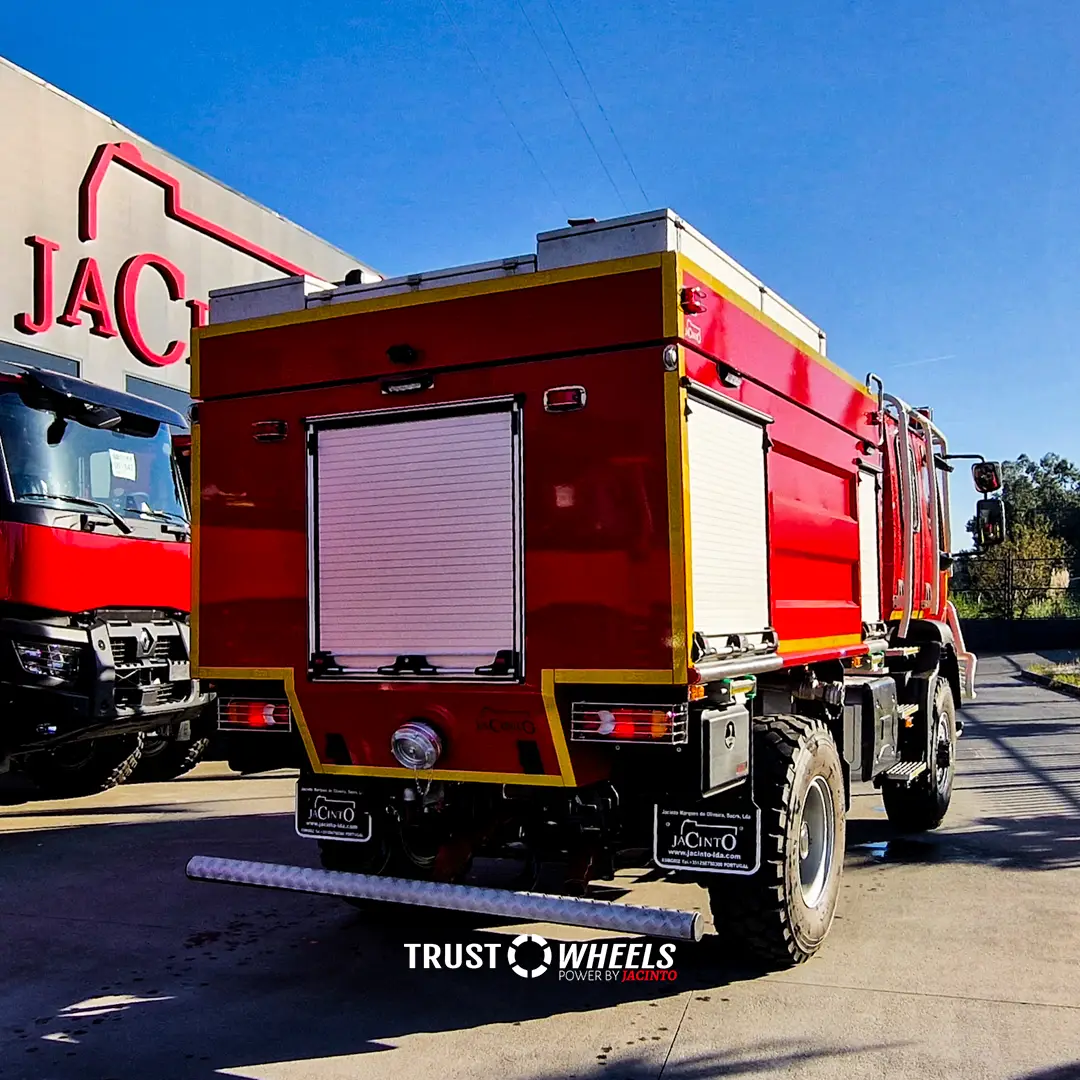 Renault CCF 4x4 Vermelho VFCI Nov0 traseira